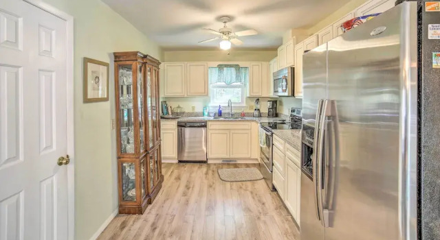 Oak Island Home w/ Yard < 1 Mi to the Beach!, Забронировать Дом для отпуска Виллы Острова Оук, рядом с Пирс Ocean Crest, Вилла
