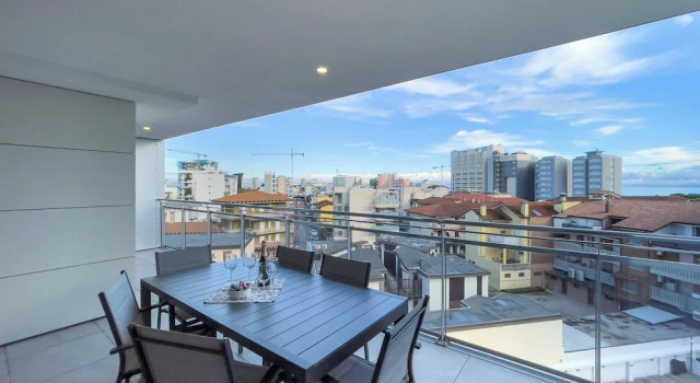 Апартаменты с 2 комнатами с балконом и с видом на город Modern Flat With Balcony by the Beach