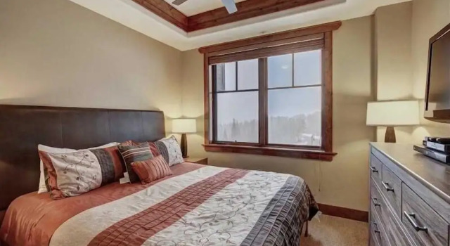 Luxury 1 Bedroom Ski in, Ski out One Ski Hill Residence Located at the Base of Peak 8 with Bowling Alley Onsite, Забронировать Отель Отели Брекенридж с парковкой, рядом с Trygve's Platter Chair Lift, Парковка