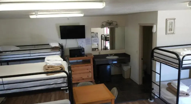 Кровать в общем номере Whitney Portal Hotel And Hostel