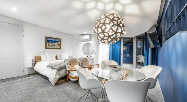 17 Marine, Designer Solar Powered Apt