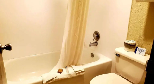 Четырёхместный номер Standard Days Inn and Suites by Wyndham Downtown Missoula-University