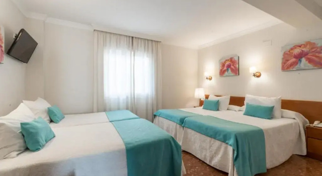 Четырёхместный номер Hotel Romerito