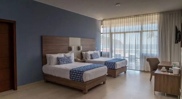 Четырёхместный номер Standard с балконом и с видом на море Ocean View Beach Hotel
