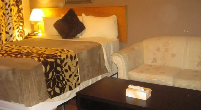 Четырёхместный номер Deluxe Parkway Motel & European Lodges