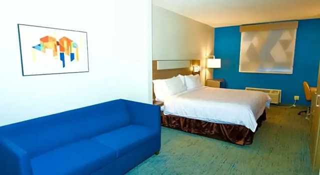 Трёхместный люкс Holiday Inn Express Hotel & Suites St. Charles by IHG