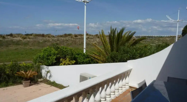 Appartement rez de jardin face a la mer, Boek Appartement Hotels in Camargue met parkeren, Parkeren