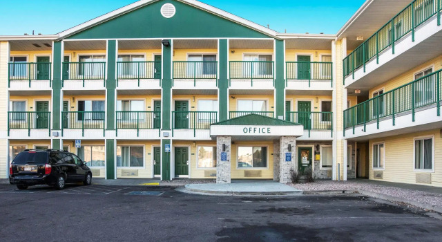 HomeTowne Studios By Red Roof Colorado Springs - Airport