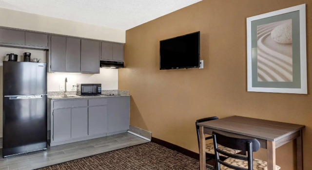 Люкс Quality Inn & Suites Spring Lake - Fayetteville near Fort Bragg