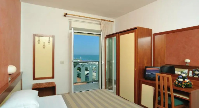 Трёхместный номер с видом на море Hotel Adria