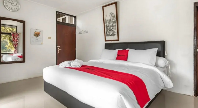 RedDoorz @ Mega Indah Villa Estate G16