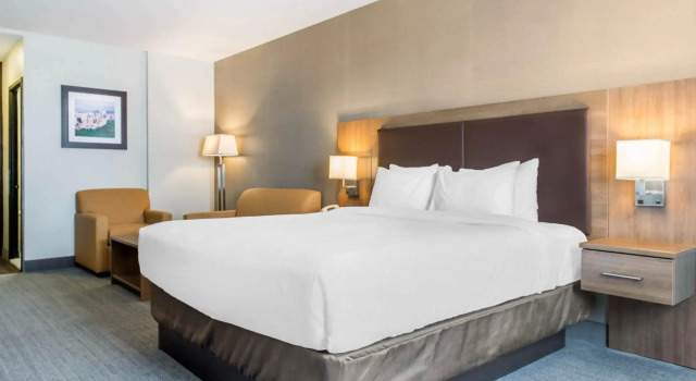 Quality Hotel Dorval Aeroport, Buchen Sie Hotel Hotels in Québec mit Pool, Schwimmbad