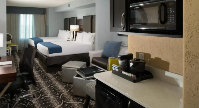 Люкс с 2 комнатами Holiday Inn Express and Suites Kansas City Airport by IHG