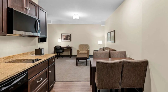 Двухместный люкс с 2 комнатами Best Western Plus Lacombe Inn and Suites