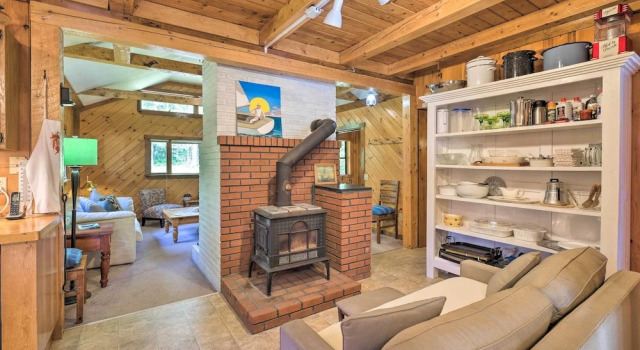 Boothbay Harbor Cabin w/ Spacious Deck & Yard!, Book Feriehus Boothbay 