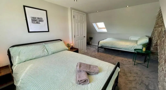 Коттедж Large House near Victoria Park For Groups, 10 mins bus to City Centre