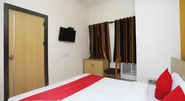Gujral Hotel By OYO Rooms