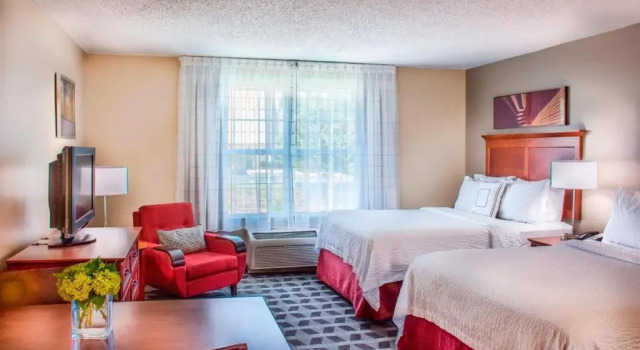 Четырёхместный номер Standard TownePlace Suites by Marriott Baltimore BWI Airport