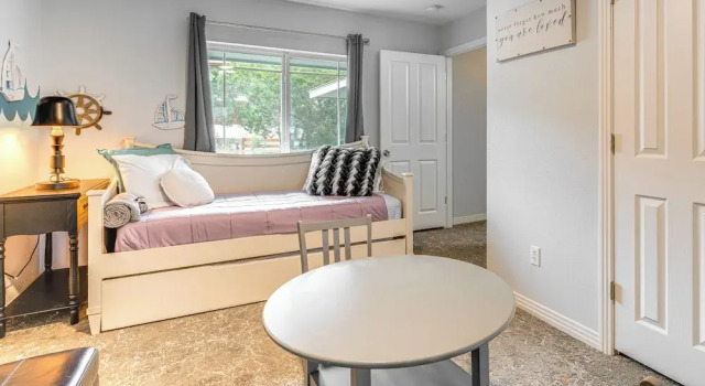 Beach & Pool Access at Lake Travis Family Getaway!, Забронировать Отель Лейкуэй Greater Austin, рядом с Загородный клуб Лейкуэя