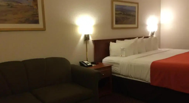 Номер Standard Super 8 by Wyndham Drayton Valley
