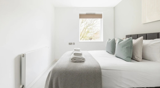Luminous 2 Bed Balcony Flat in Islington