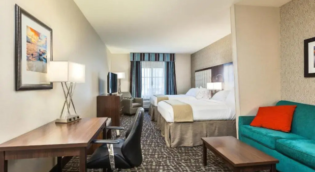 Четырёхместный номер Deluxe Holiday Inn Express & Suites Eureka by IHG