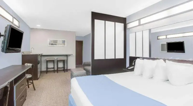 Студия Microtel Inn & Suites Bath