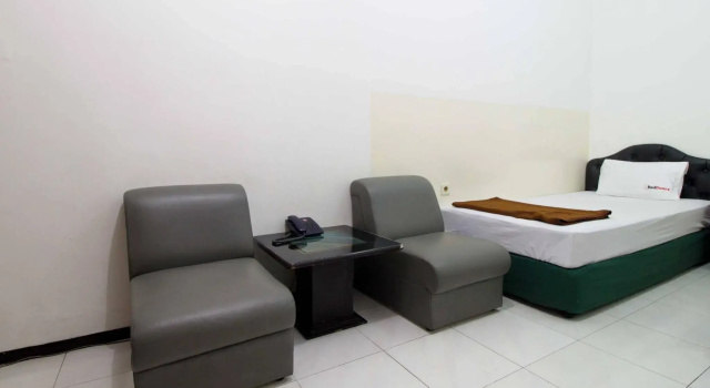 RedDoorz Dukuh Kupang