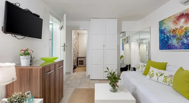 Beautiful Home in Malinska With Wifi and 1 Bedrooms, Varaa Hotelli Hotellit Kvarner Islands uima-altaalla, Uima-allas