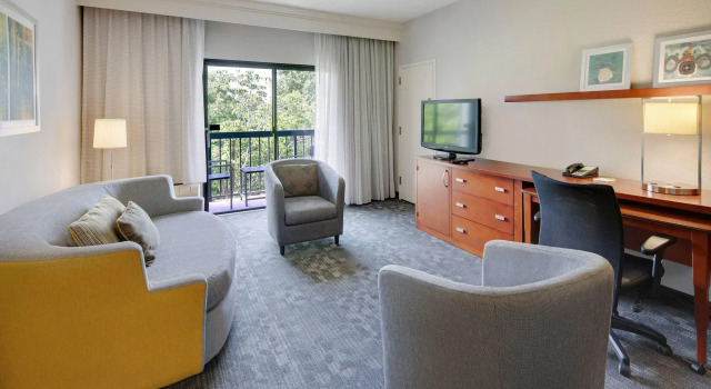 Четырёхместный люкс c 1 комнатой Courtyard Atlanta Norcross/Peachtree Corners