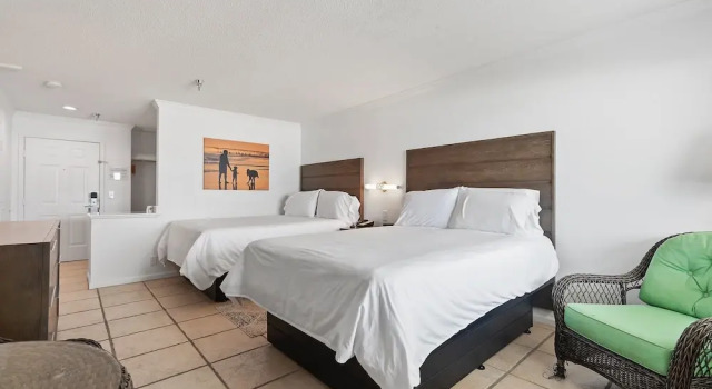 Четырёхместный номер Standard с балконом и с красивым видом из окна Ocean Isle Inn