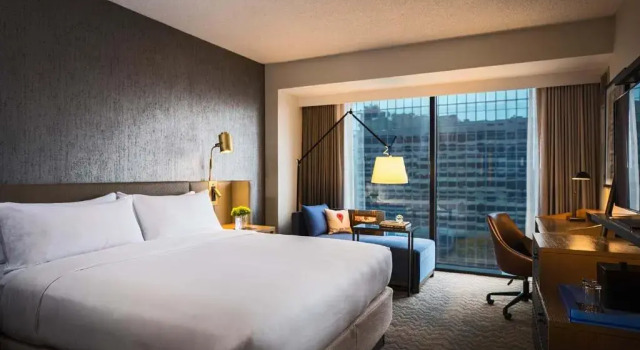 Люкс Renaissance Toledo Downtown Hotel