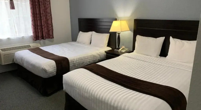 Четырёхместный номер Standard Lake Country Inn