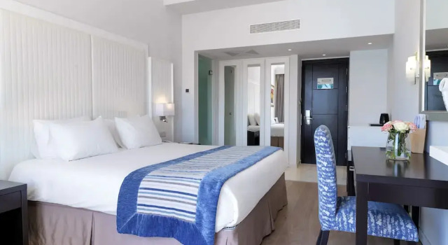 Номер Deluxe с балконом и с красивым видом из окна Olympic Lagoon Resort Ayia Napa