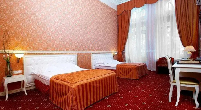 Кровать в общем номере Londonska SPA Hotel