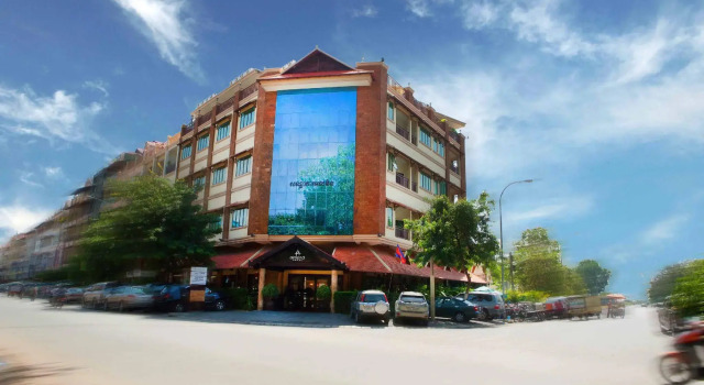 Кровать в общем номере Almond Hotel Sothearos