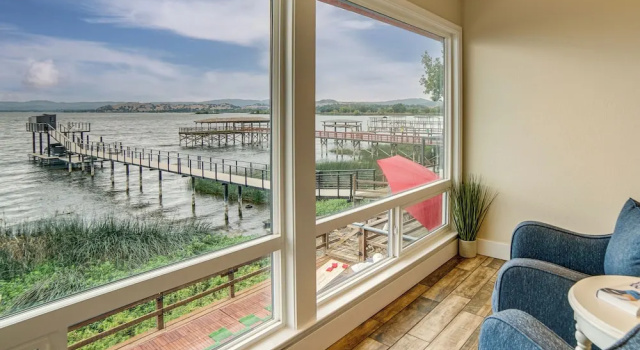 Коттедж Waterfront Clear Lake Home w/ Game Room & Deck!