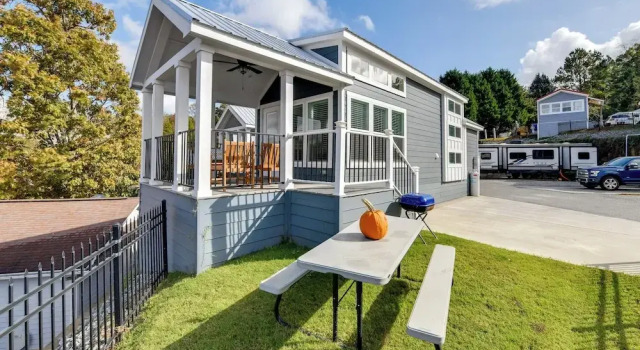 Коттедж Lake Norman Home w/ Pool Access & Water Views!