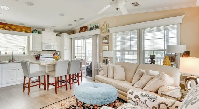 Коттедж 4 Mi to Fort Myers Beach: Home w/ Resort Perks!