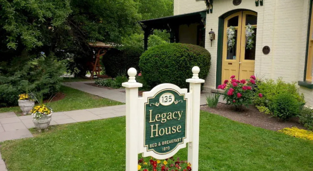 Legacy House Bed and Breakfast, Забронировать Отель Отели Стратфорд с парковкой, рядом с Avon Theater, Парковка