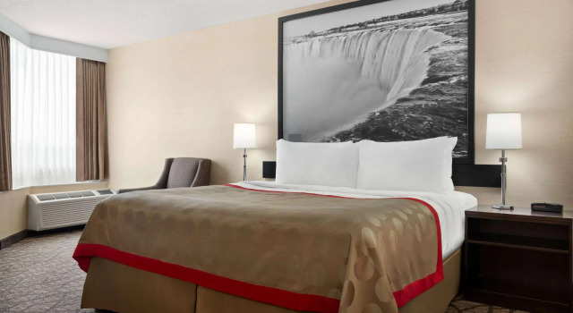 Ramada By Wyndham Niagara Falls near the Falls, Buchen Sie Hotel Hotels in New York State mit Pool, Schwimmbad