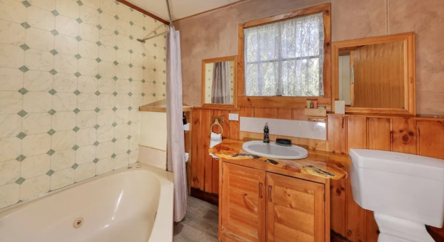 Семейный коттедж с 3 комнатами Crayfish Creek Van & Cabin Park