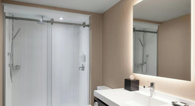Четырёхместный номер Standard AC Hotel by Marriott Old Montreal