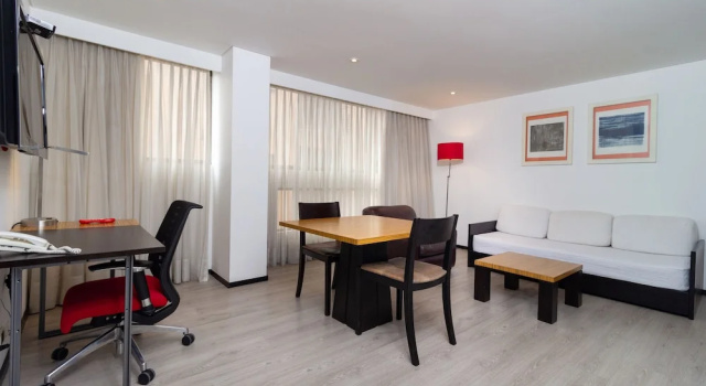 Четырёхместный семейный номер Standard Hotel Madisson Inn Luxury By GEH Suites