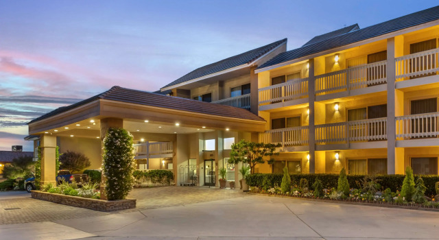 Best Western Plus Monterey Inn, Забронировать Отель Монтерей Виноградники Монтерей, рядом с Спортивный центр Monterey