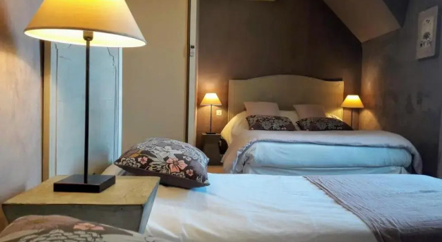 Четырёхместный номер Comfort Logis Hotel Le Relais du Quercy