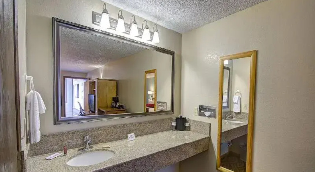 Четырёхместный номер Standard Super 8 by Wyndham Florence OR