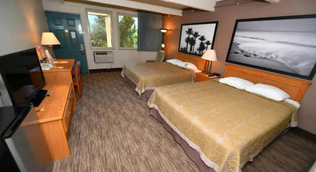 Четырёхместный номер Deluxe Costa Mesa Inn - Newport Beach Area