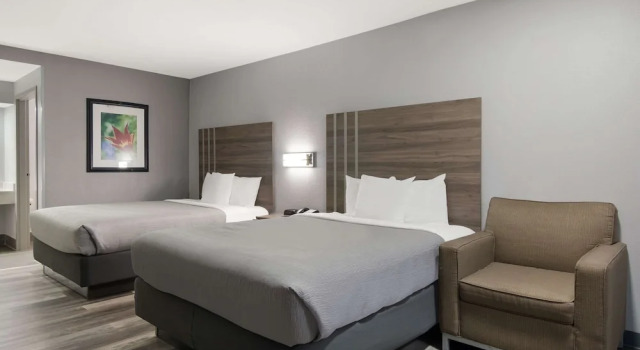 Четырёхместный номер Standard с балконом Quality Inn near Casinos and Convention Center