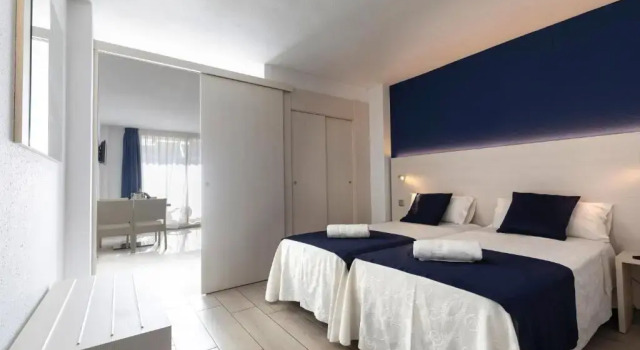 Полулюкс с видом на бассейн Aparthotel Miami Park